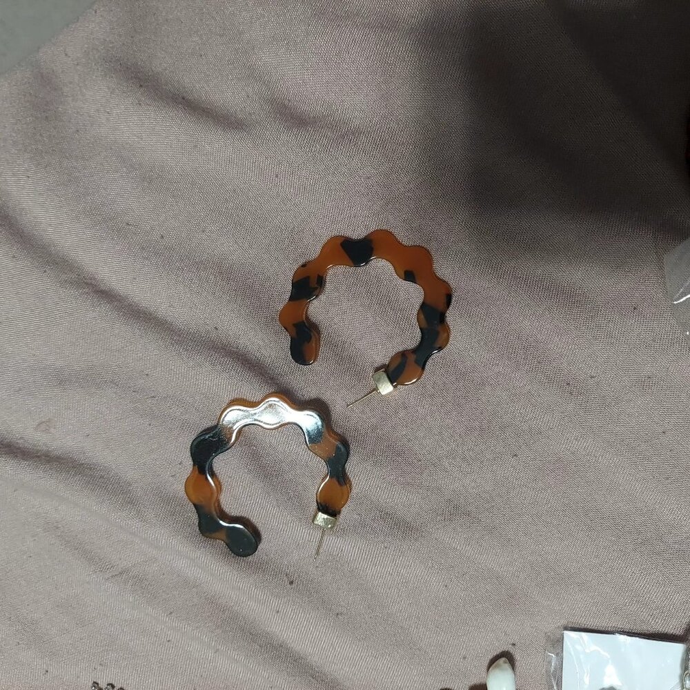 BLACK AND BROWN PLASTIC (LEOPARD PRINT?) HOOP EARRINGS nwt